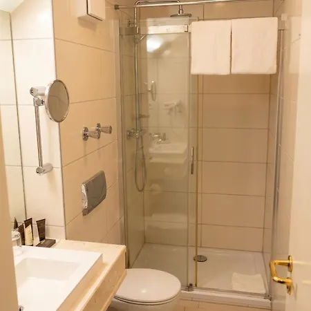 Guestified Grand Airport Düsseldorf 4*