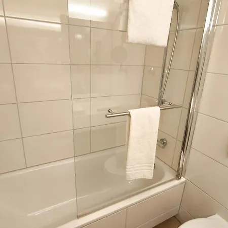 Guestified Grand Airport Düsseldorf Hotel 4*