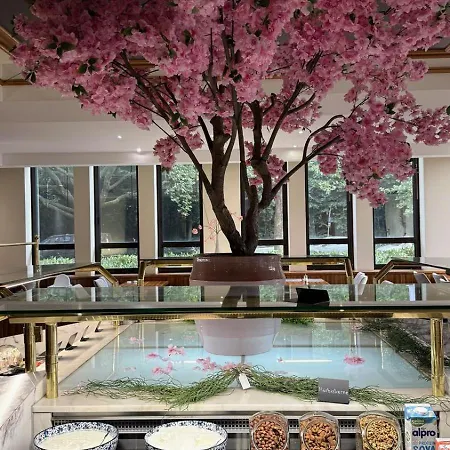 Guestified Grand Airport Düsseldorf Hotel 4*
